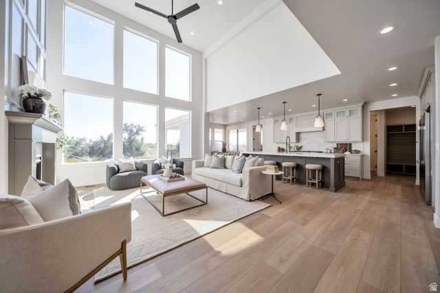 695 W HIDDEN FARM DR, Farmington, UT 84025