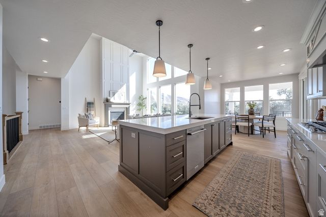 695 W HIDDEN FARM DR, Farmington, UT 84025