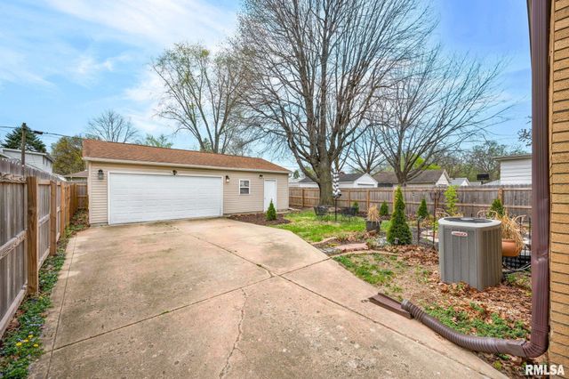 2020 W AYRES Avenue, West Peoria, IL 61604