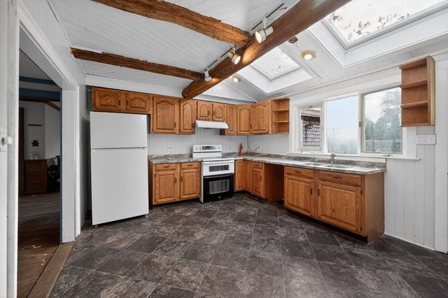 40 Golf Street, Dartmouth, MA 02747