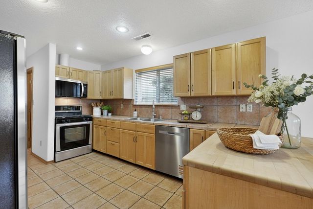 2105 San Venito Road NW, Albuquerque, NM 87104