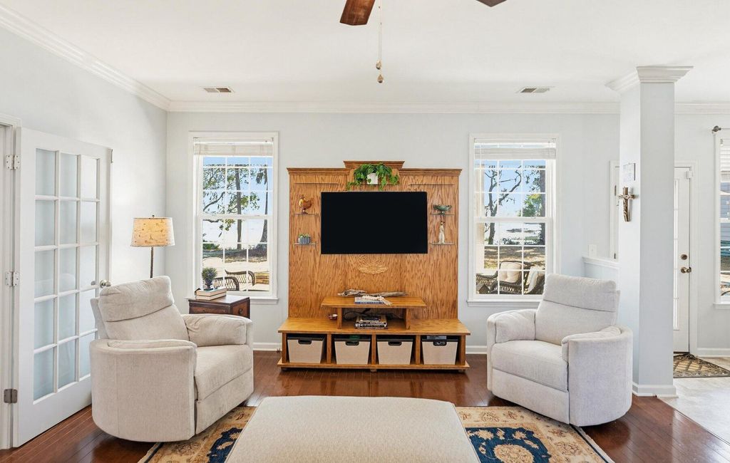 Image 16 of property listing at 17 White Pond Boulevard, Beaufort, SC 29902