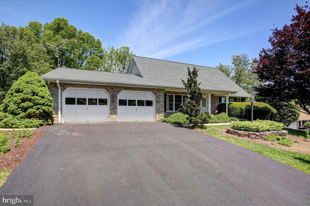 9495 HESSHIRE HILL CT, Waynesboro, PA 17268