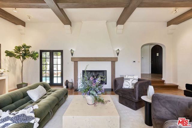 1701 Queens Court, Los Angeles, CA 90069