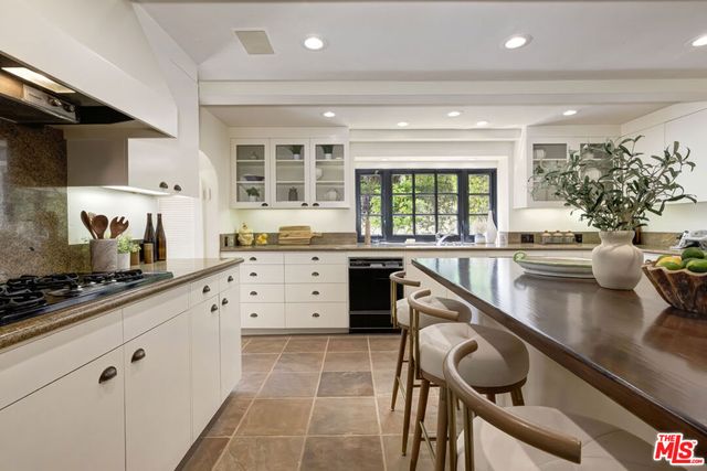 1701 Queens Court, Los Angeles, CA 90069
