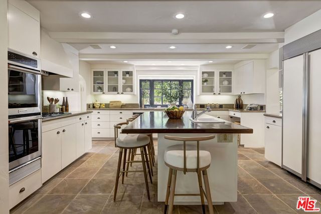 1701 Queens Court, Los Angeles, CA 90069