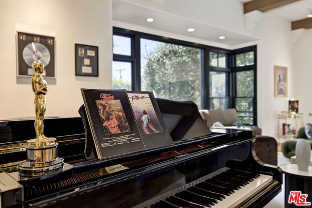 1701 Queens Court, Los Angeles, CA 90069