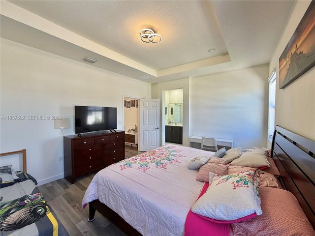 11032 W 33rd Way, Hialeah, FL 33018