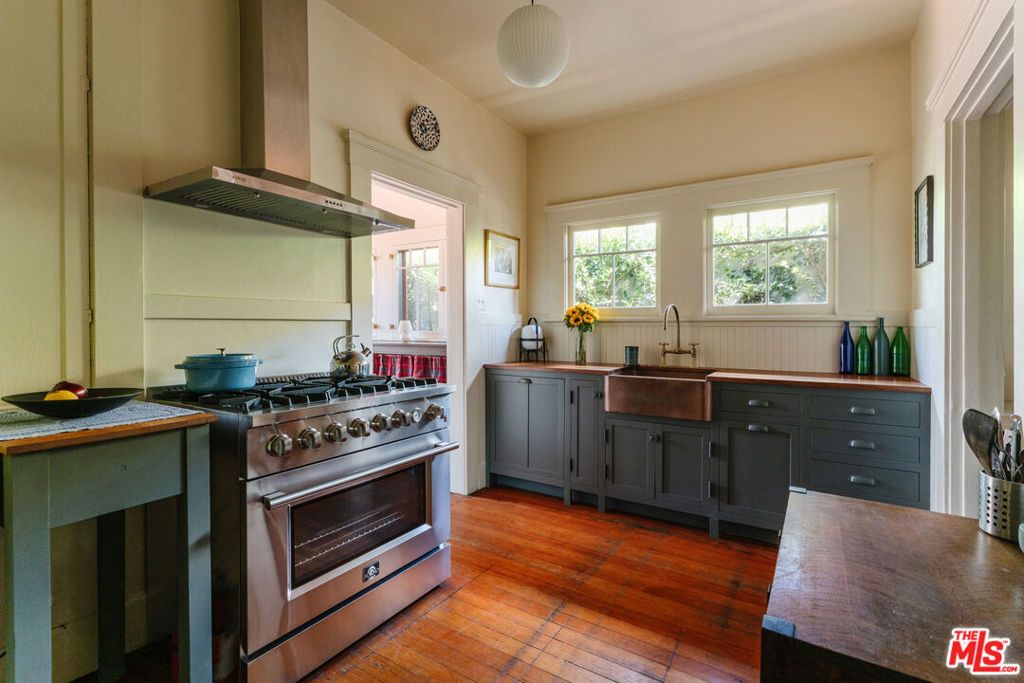 Image 38 of property listing at 2915 S Budlong Avenue, Los Angeles, CA 90007