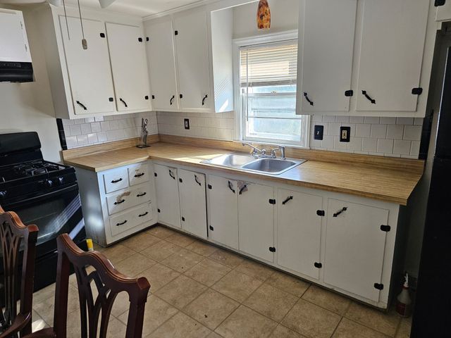22 Winchester Ave, Worcester, MA 01603