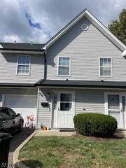 4 Star Lake Rd D, Bloomingdale Boro, NJ 07403