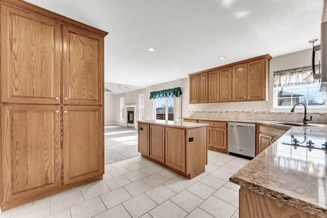 1518 W Stagecoach Court, Nixa, MO 65714