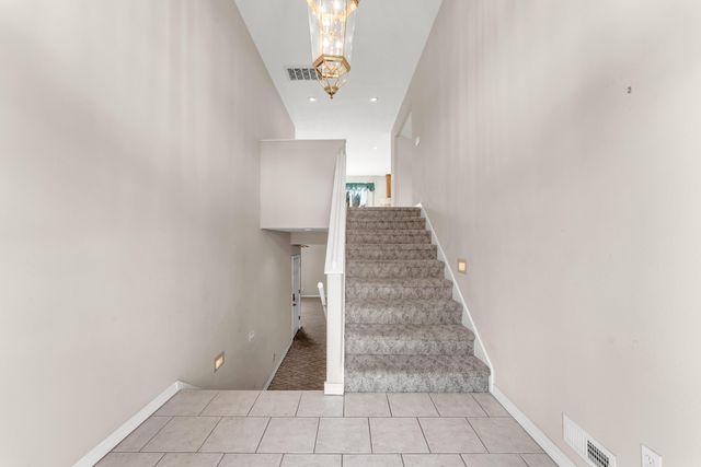 1518 W Stagecoach Court, Nixa, MO 65714