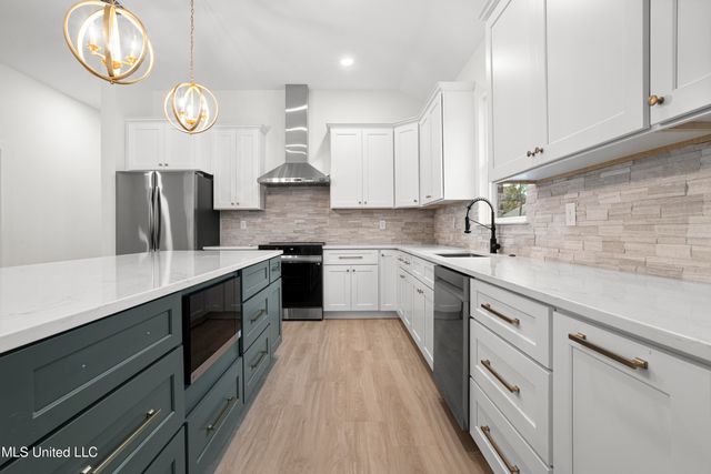 1708 Pelican Avenue, Ocean Springs, MS 39564