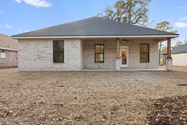 1708 Pelican Avenue, Ocean Springs, MS 39564