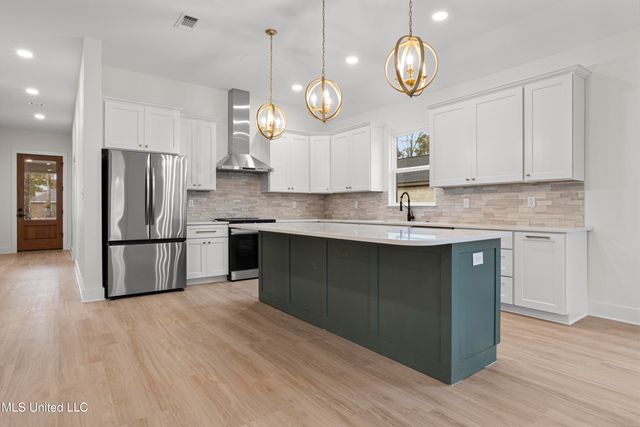 1708 Pelican Avenue, Ocean Springs, MS 39564