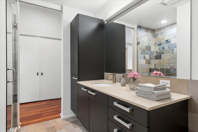 550 N St Clair Street 2002, Chicago, IL 60611