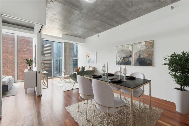 550 N St Clair Street 2002, Chicago, IL 60611