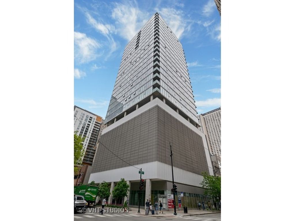 550 N St Clair Street 2002, Chicago, IL 60611