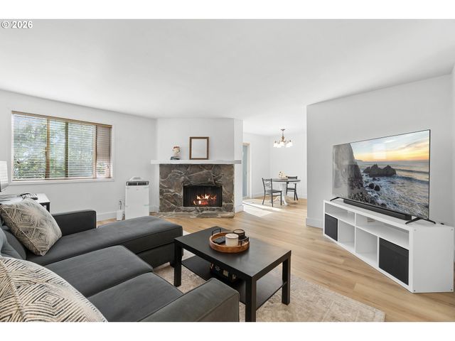 44 EAGLE CREST Dr 19, Lake Oswego, OR 97035