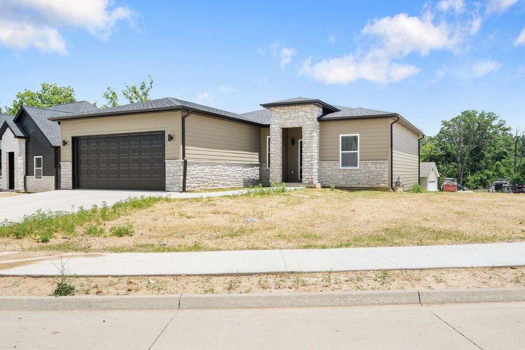 404 SUGARBERRY DR, Columbia, MO 65201