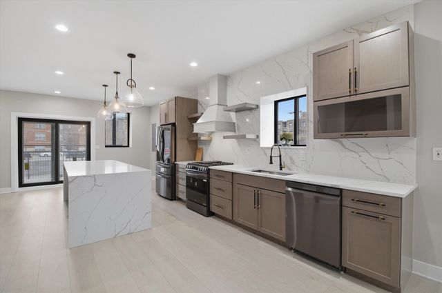 3530 W Van Buren Street, Chicago, IL 60624