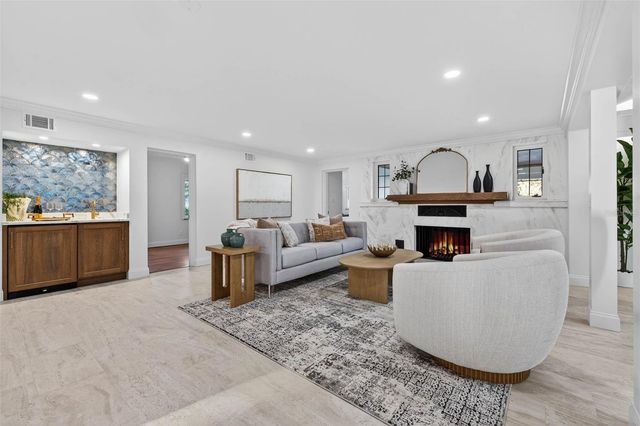 1222 BRIGHTWATERS BOULEVARD NE, St Petersburg, FL 33704