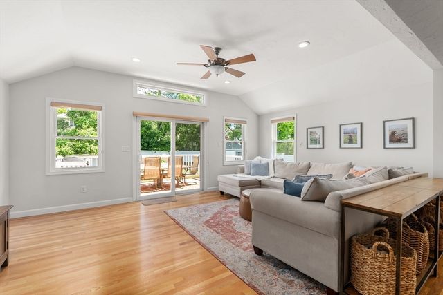 6 Hampton Court, Lynnfield, MA 01940