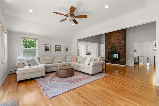 6 Hampton Court, Lynnfield, MA 01940