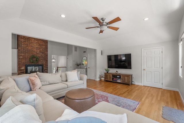 6 Hampton Court, Lynnfield, MA 01940