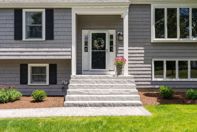 6 Hampton Court, Lynnfield, MA 01940