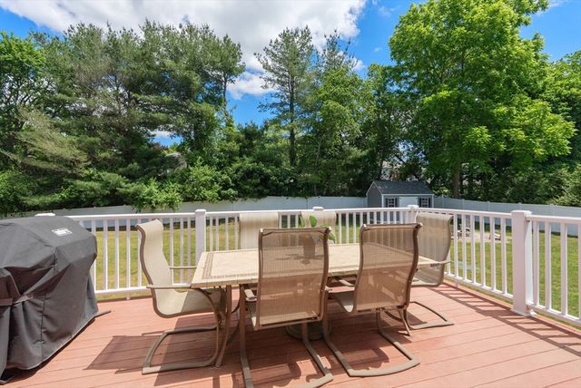 6 Hampton Court, Lynnfield, MA 01940