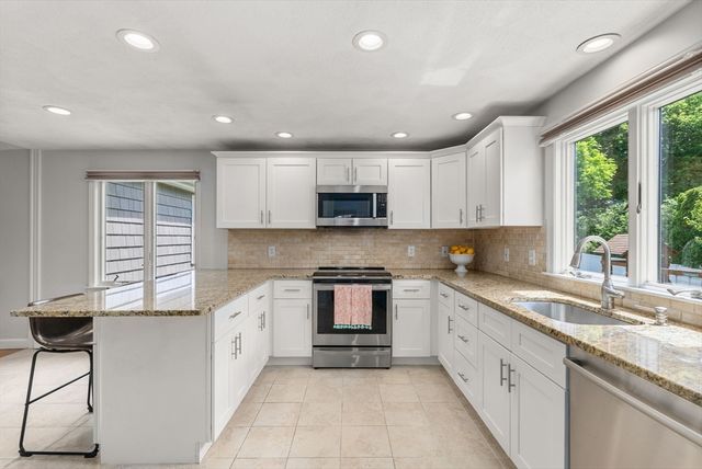 6 Hampton Court, Lynnfield, MA 01940