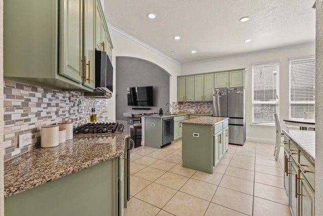 417 Burberry Drive, Grand Prairie, TX 75052