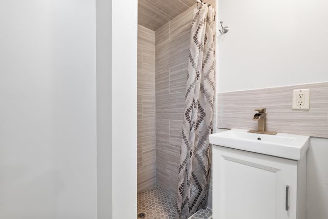 833 S Poplar St, Wichita, KS 67211