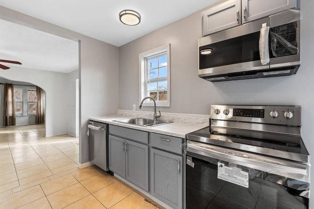 833 S Poplar St, Wichita, KS 67211