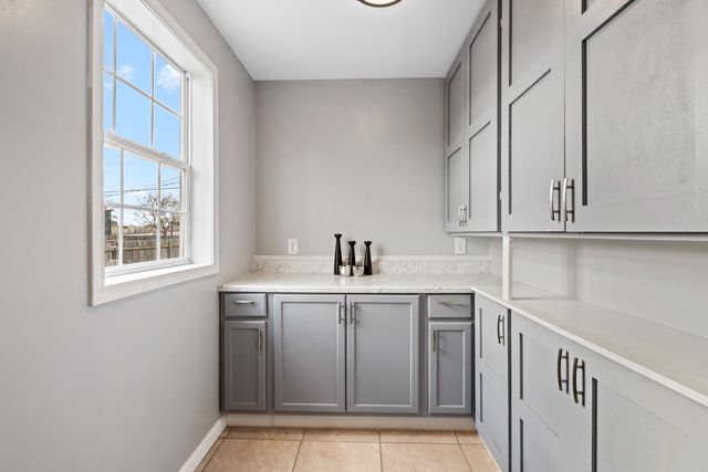 833 S Poplar St, Wichita, KS 67211