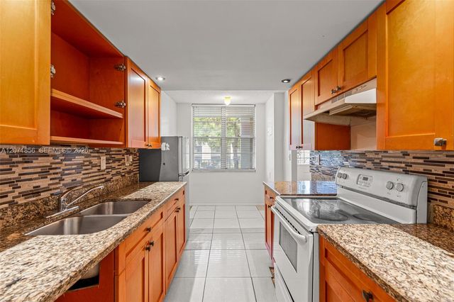 2900 NW 48th Terrace 213, Lauderdale Lakes, FL 33313