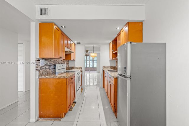 2900 NW 48th Terrace 213, Lauderdale Lakes, FL 33313