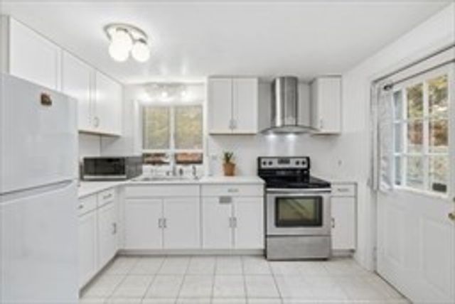 22 Juniper St, Lowell, MA 01852