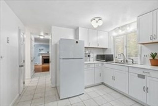 22 Juniper St, Lowell, MA 01852