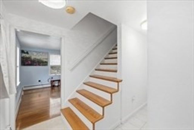 22 Juniper St, Lowell, MA 01852