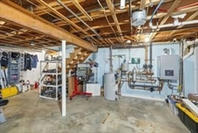 22 Juniper St, Lowell, MA 01852