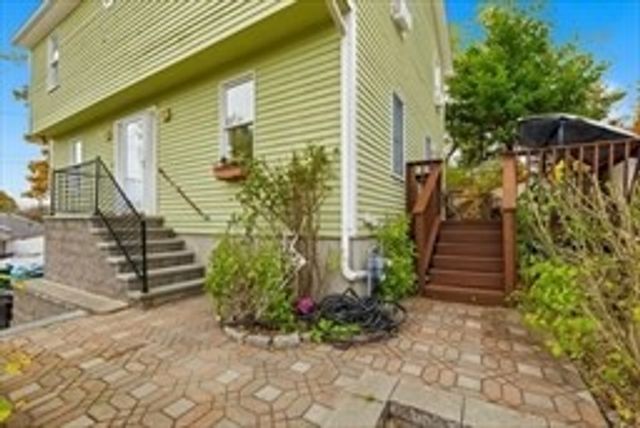 22 Juniper St, Lowell, MA 01852