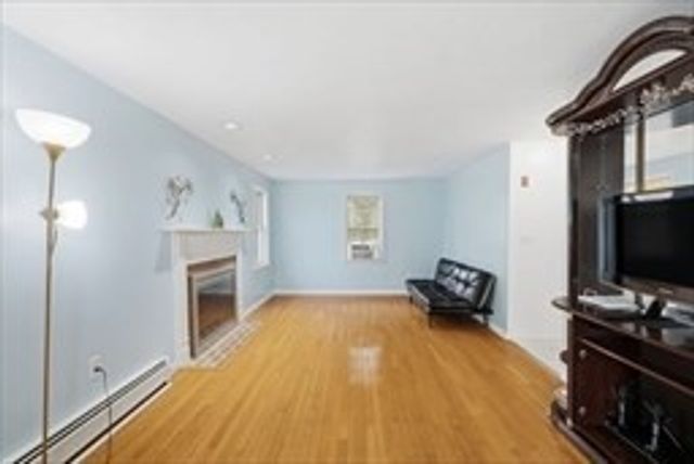 22 Juniper St, Lowell, MA 01852