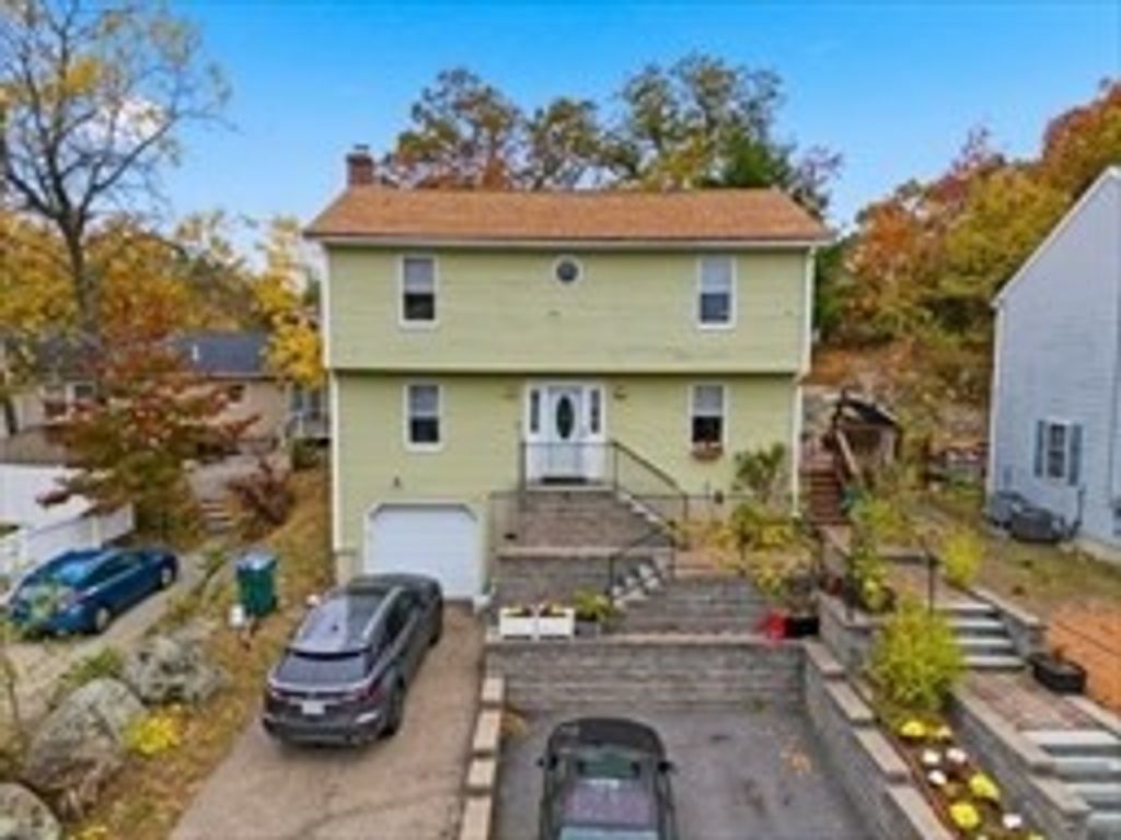 22 Juniper St, Lowell, MA 01852