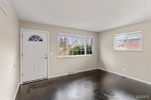 1223 Reale Avenue, St Louis, MO 63138