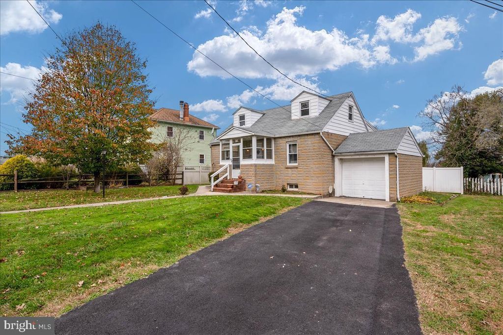 Image 2 of property listing at 2507 GEHB AVE, Baltimore, MD 21227