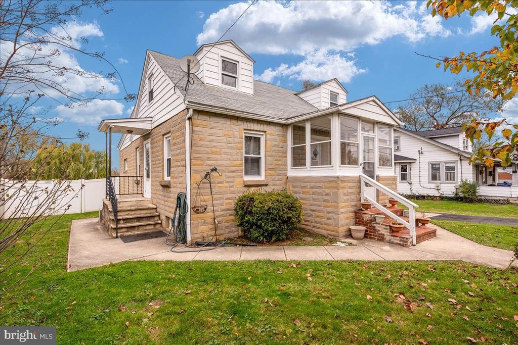 Image 3 of property listing at 2507 GEHB AVE, Baltimore, MD 21227