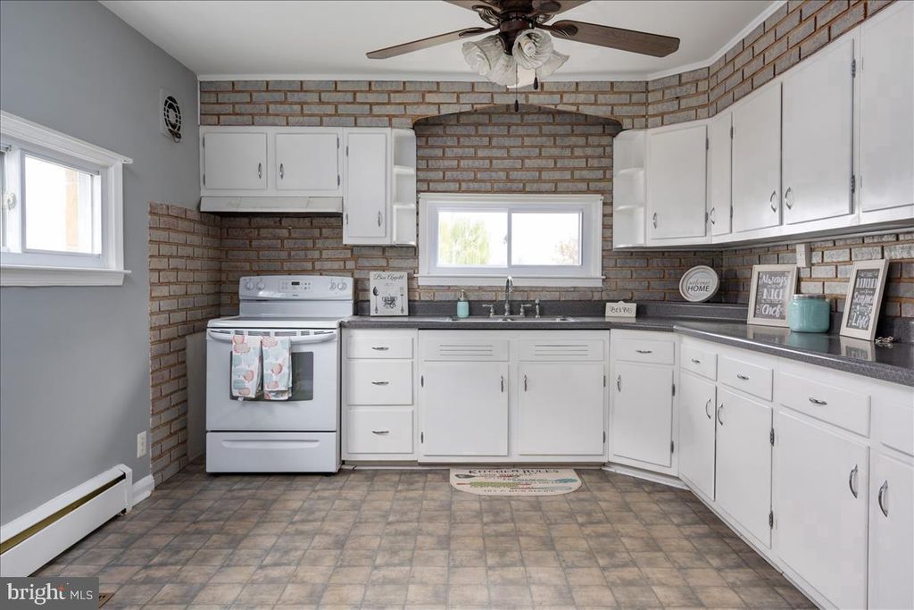 Image 8 of property listing at 2507 GEHB AVE, Baltimore, MD 21227